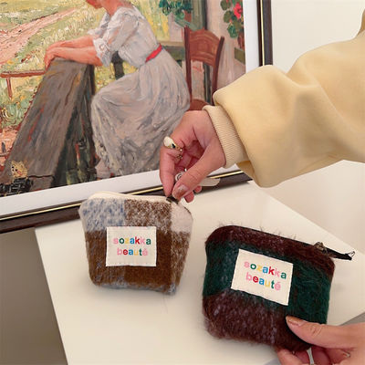 Alle Jahreszeiten angepasste Farbe Mini Plush Kosmetik Tasche für Frauen tragbar und kompakt