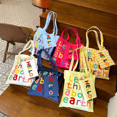 Farbenfrohe Brodurenbriefe Leinwand-Schultertasche Funktionelle und modische Wahl