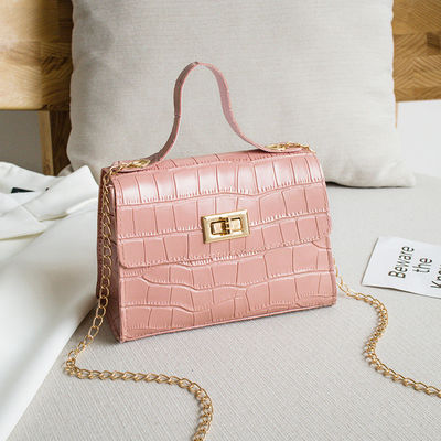 Handtasche in Krokodilfarben mit Reißverschluss und Luxusdesign