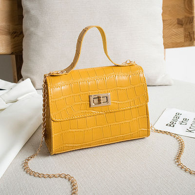 Handtasche in Krokodilfarben mit Reißverschluss und Luxusdesign