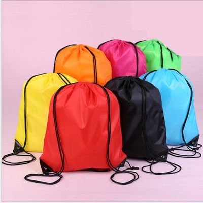 Zusammengestellte Schnürtasche für das tägliche Schulleben