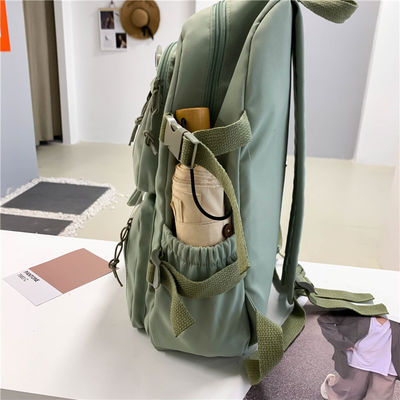 Weibliche Grundschülerin und Schülerin Oxford Windrucksack mit Innenraum