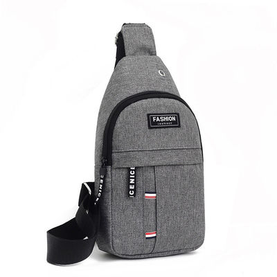 Custom Logo Ohrhörer Loch Männer Sling Tasche für das tägliche Leben und Sport in vielseitigem Stil