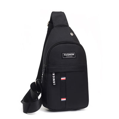 Custom Logo Ohrhörer Loch Männer Sling Tasche für das tägliche Leben und Sport in vielseitigem Stil