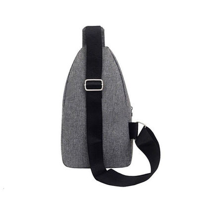 Custom Logo Ohrhörer Loch Männer Sling Tasche für das tägliche Leben und Sport in vielseitigem Stil
