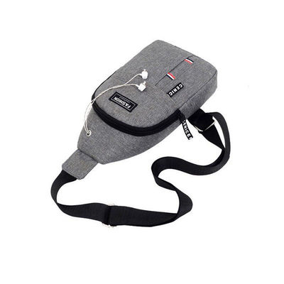 Custom Logo Ohrhörer Loch Männer Sling Tasche für das tägliche Leben und Sport in vielseitigem Stil