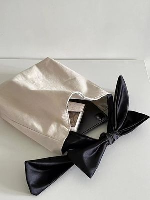 Polyesterverkleidung Umweltschutzfreundlich recycelt Schwarzer Griff Custom Logo gedruckte Einkaufstasche