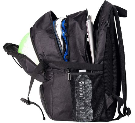 Sport-Rucksack mit großem Gepäck in hellen Farben mit individuellem Logo und Buchstabenmuster