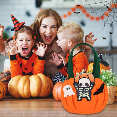 Kürbisschale aus Filz zum Sammeln von Süßigkeiten oder Spielzeugen bei der Halloween-Feier