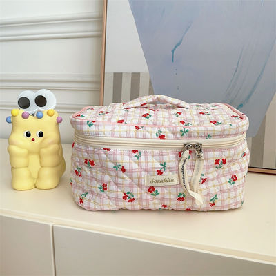 Benutzerdefiniertes Logo akzeptiert Weichgequetschte Baumwolle Zip Puffy Make-up-Tasche für Damen Kosmetik