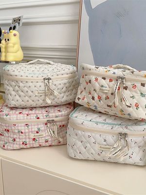 Benutzerdefiniertes Logo akzeptiert Weichgequetschte Baumwolle Zip Puffy Make-up-Tasche für Damen Kosmetik