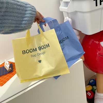 Benutzerdefiniertes Logo Akzeptiert Weichschleife Handgriffe Tote Shopping Plastikbeutel für Kleidung Verpackung
