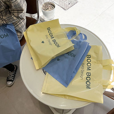 Benutzerdefiniertes Logo Akzeptiert Weichschleife Handgriffe Tote Shopping Plastikbeutel für Kleidung Verpackung