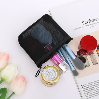 Einfache und praktische Make-up-Tasche aus drei Teilen