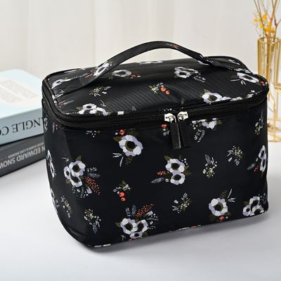 Professionelle Make-up-Box mit Reißverschluss