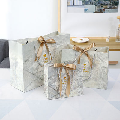 Papiertaschen mit Bandgehand für Kleider und Schuhe