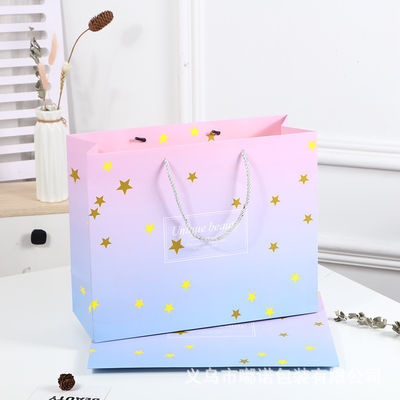 Custom gedruckte Einkaufstüte aus Pappe Luxus weißes Kraftpapier Geschenkgurt mit Bandgriff