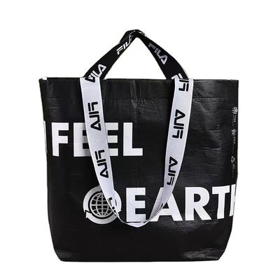 Umweltbewusste Käufer mit handgriffiger, faltbarer RPET-Tote-Tasche aus recyceltem Polyesternylon