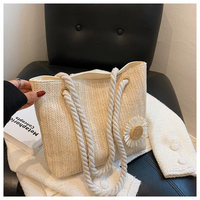 2022 Einfache Handtaschen Strohstrandtasche Mode Seidenschal Damen Schultertaschen mit Materialien