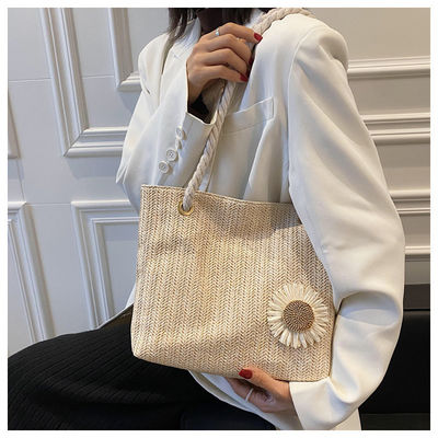 2022 Einfache Handtaschen Strohstrandtasche Mode Seidenschal Damen Schultertaschen mit Materialien