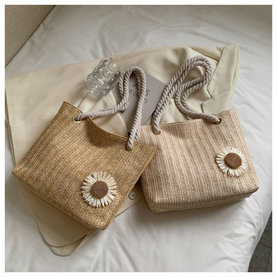 2022 Einfache Handtaschen Strohstrandtasche Mode Seidenschal Damen Schultertaschen mit Materialien