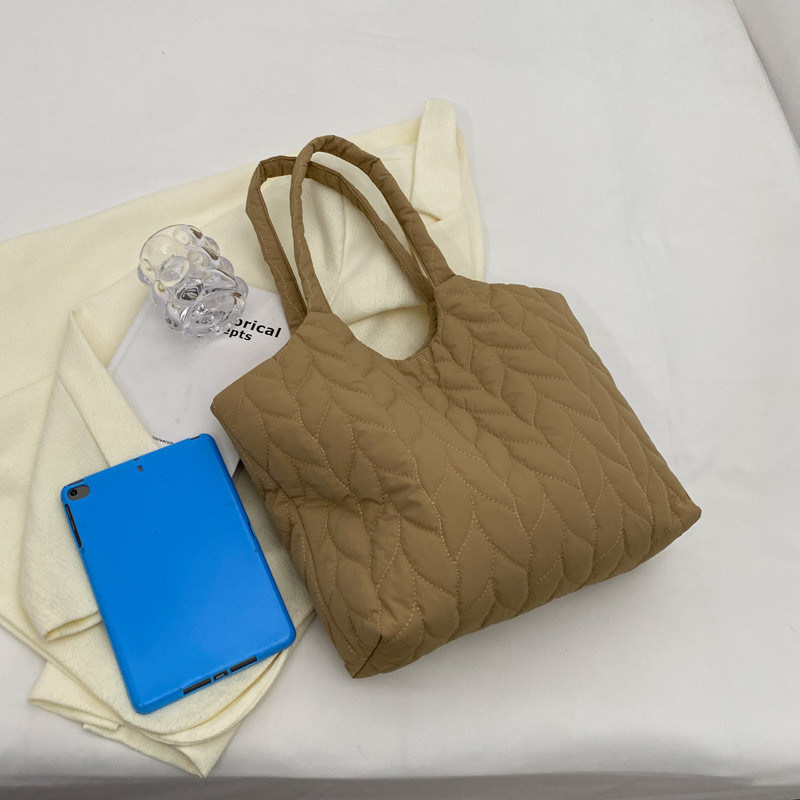 Wiederverwendbare Geschenke Winter Quilt Puffy Puffer Tote Tasche für Frauen Custom Logo gedruckt