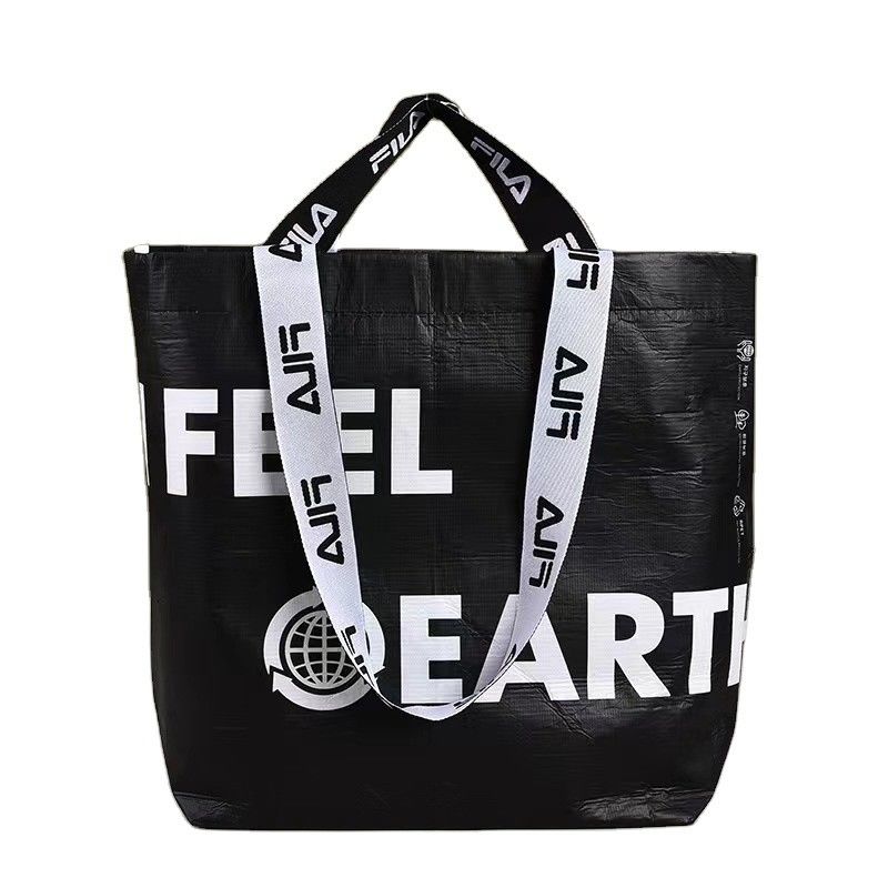 Umweltbewusste Käufer mit handgriffiger, faltbarer RPET-Tote-Tasche aus recyceltem Polyesternylon